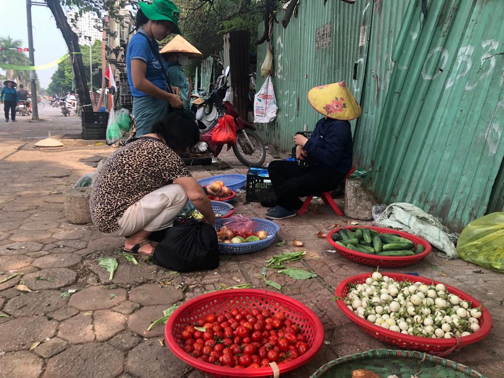 Bão chưa vào nhưng Hà Nội đã “cháy” thực phẩm - Ảnh 3.