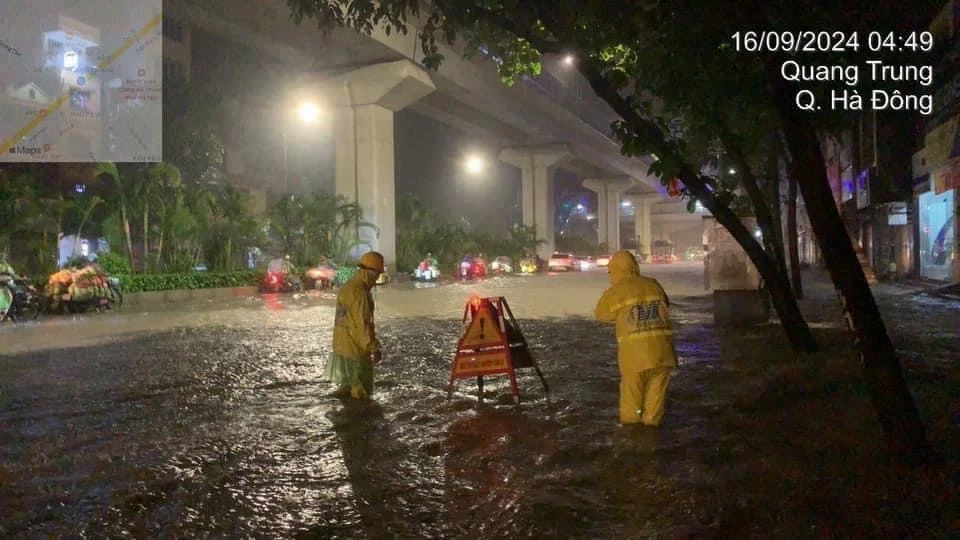 Nước ngập lênh láng ở ngã ba Xa La (quận Hà Đông, TP Hà Nội) trong cơn mưa như trút, sáng nay 16-9