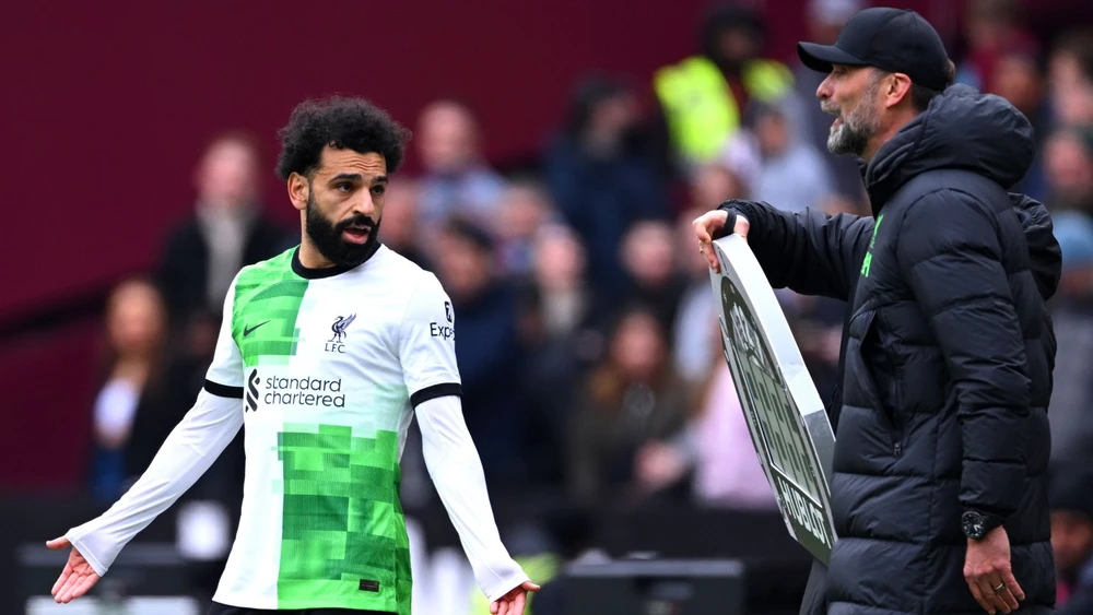 Báo Anh: Liverpool có thể giúp Arne Slot bằng cách bán Salah mùa hè này