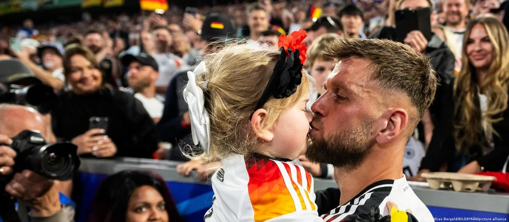 Tiền đạo Fulkurg là người đang tỏa sáng với 2 bàn thắng cho đội tuyển Đức. Bức ảnh đăng trên tờ BILD ghi lại khoảng khắc anh chia vui với cô con gái Emila của mình sai chiến thắng ở trận khai mạc. Tiền đạo này chia sẻ: "Tấm ảnh này sẽ ở lại với tôi mãi mãi"