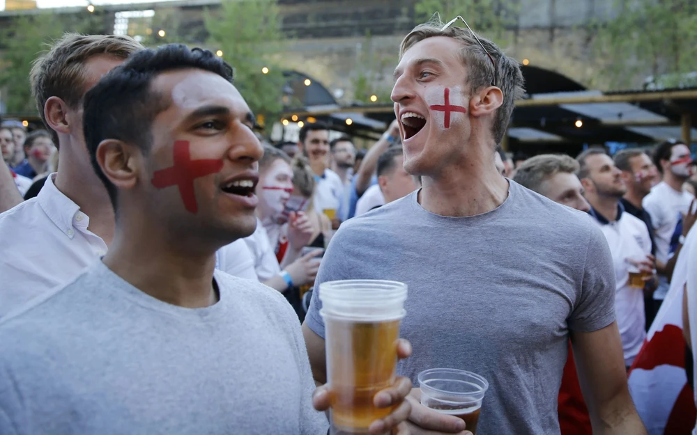 Sắc màu Euro 2024: Bia và đội tuyển Anh
