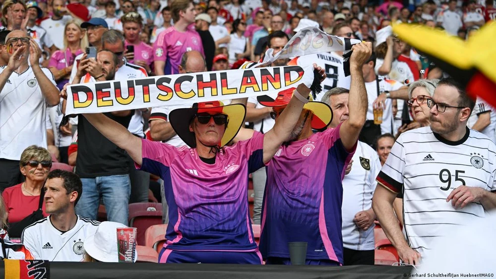 Sắc màu Euro 2024: Áo đấu các đội tuyển vào mùa làm ăn- Ảnh 1.