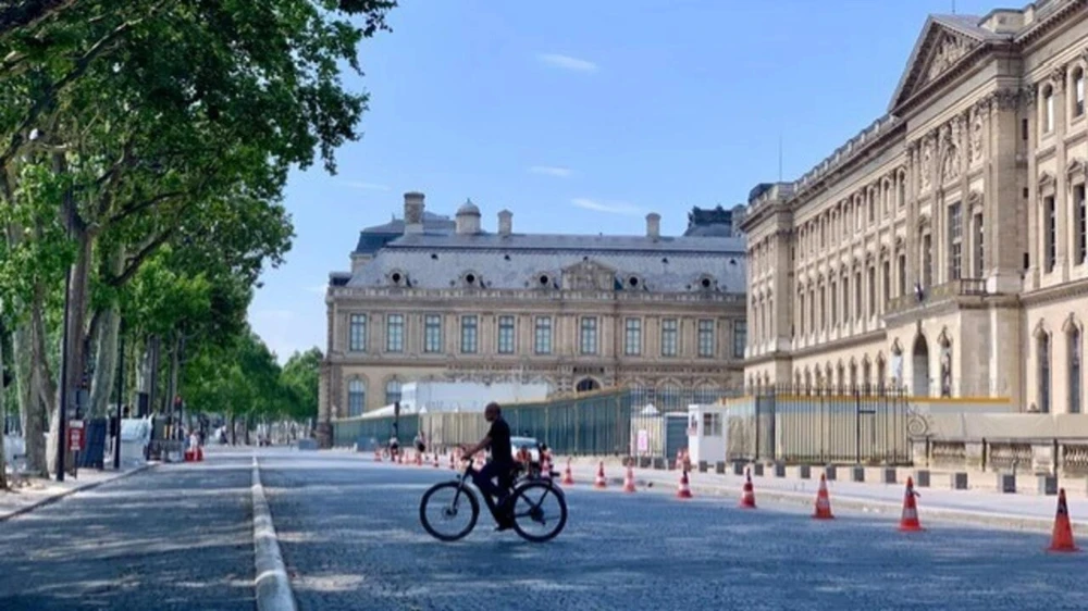 Phóng sự ảnh: Paris như thời Covid, vắng khách vì biện pháp an ninh, tiểu thương, nhà hàng khốn khổ- Ảnh 3.