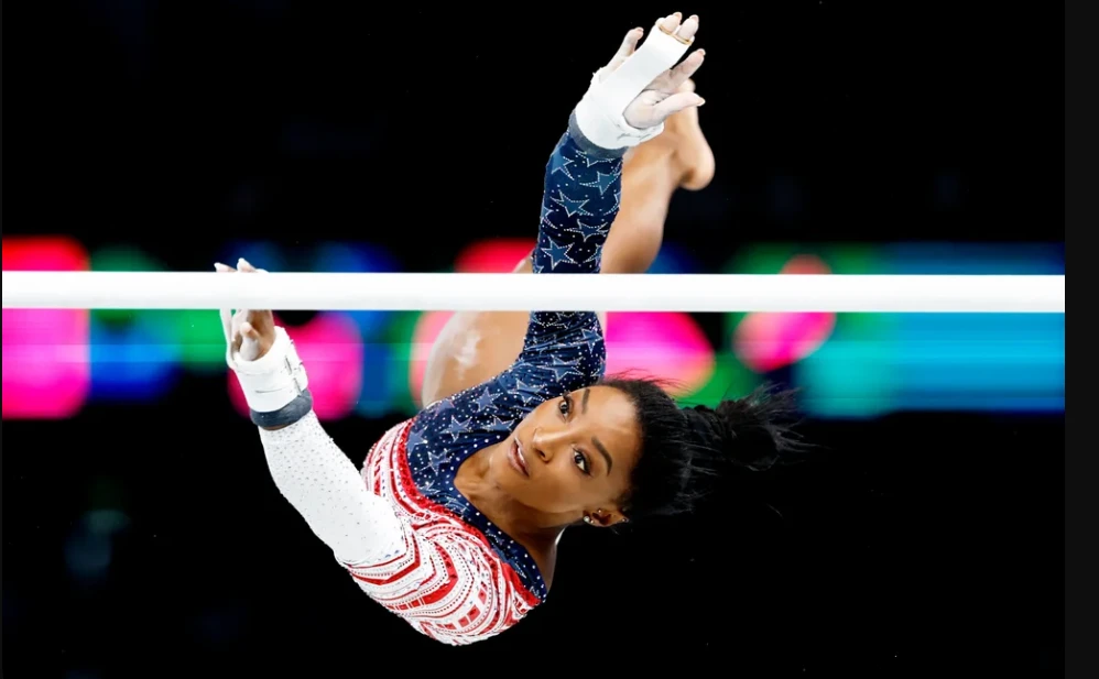 Simone Biles tham gia nội dung xà lệch ở trận chung kết đồng đội nữ.