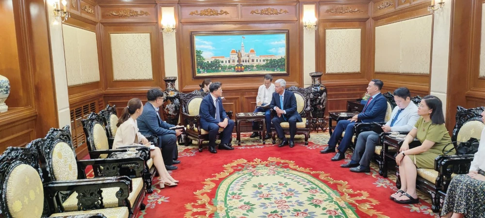 Phó Chủ tịch UBND TPHCM Võ Văn Hoan tiếp ông Kim Myung Kyoo, Phó Tỉnh trưởng tỉnh Chungcheongbuk, Hàn Quốc