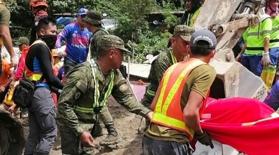 Lực lượng cứu hộ Philippines tìm kiếm người mất tích. Ảnh: DAILY TRIBUNE