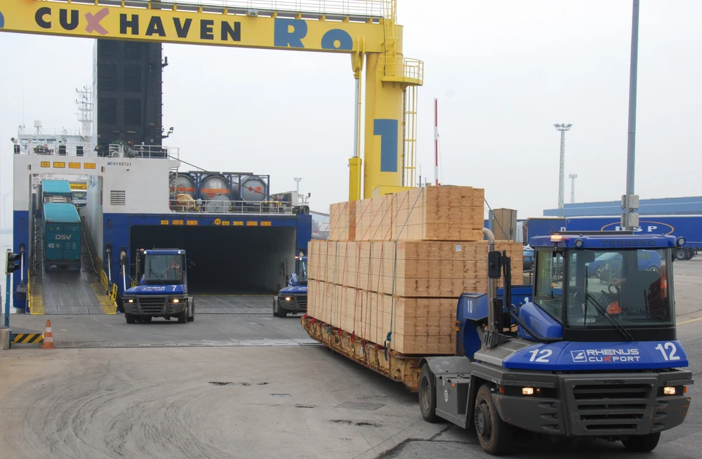 Bốc dỡ hàng hóa tại cảng Cuxport, Đức. Ảnh: Cuxport.de