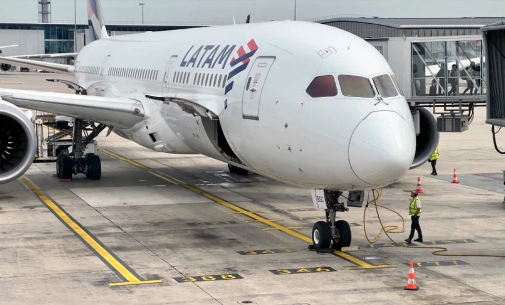 Máy bay Boeing 787 gặp sự cố của hãng hàng không LATAM Airlines. Ảnh: TTXVN