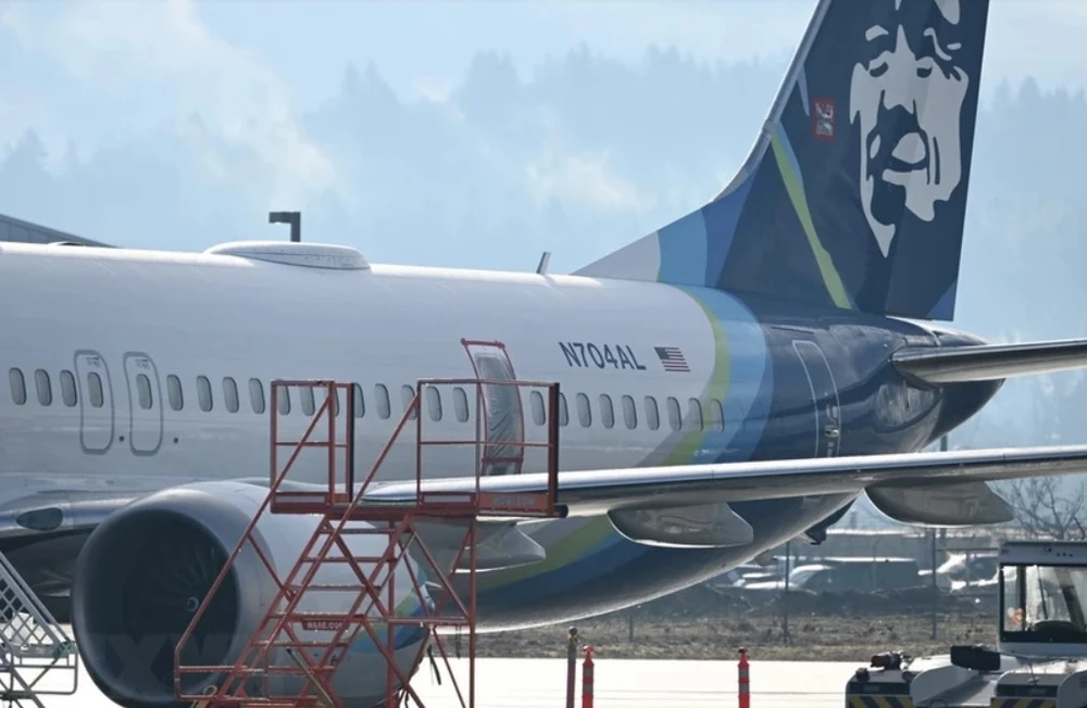Máy bay Boeing 737 MAX của hãng hàng không Alaska Airlines hạ cánh khẩn cấp tại thành phố Portland, bang Oregon, Mỹ sau sự cố bung cửa ngày 23-1-2024. Ảnh: TTXVN