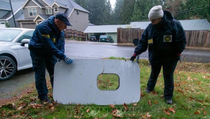 Cửa sổ máy bay Boeing 737 Max 9 của Hãng hàng không Alaska Airline rơi xuống Portland, Oregan, Mỹ hôm 8-1. Ảnh: TTXVN