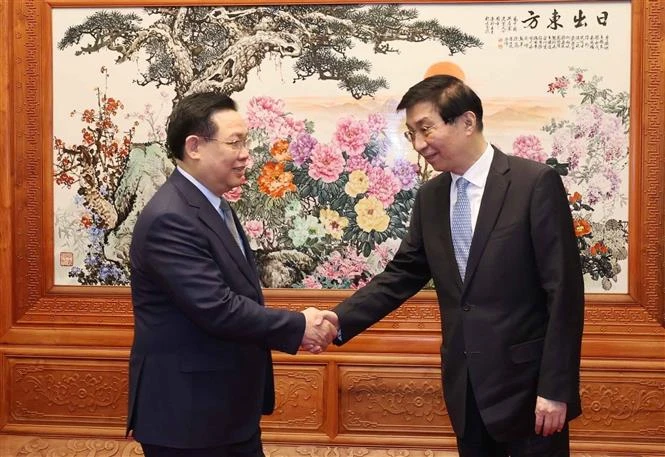 Chủ tịch Quốc hội Vương Đình Huệ (trái) hội kiến Chủ tịch Chính hiệp toàn quốc Trung Quốc Vương Hộ Ninh. Ảnh: TTXVN
