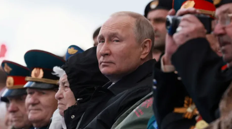 Tổng thống Nga Vladimir Putin cùng các cựu binh tham dự lễ duyệt binh. Ảnh: SPUTNIK