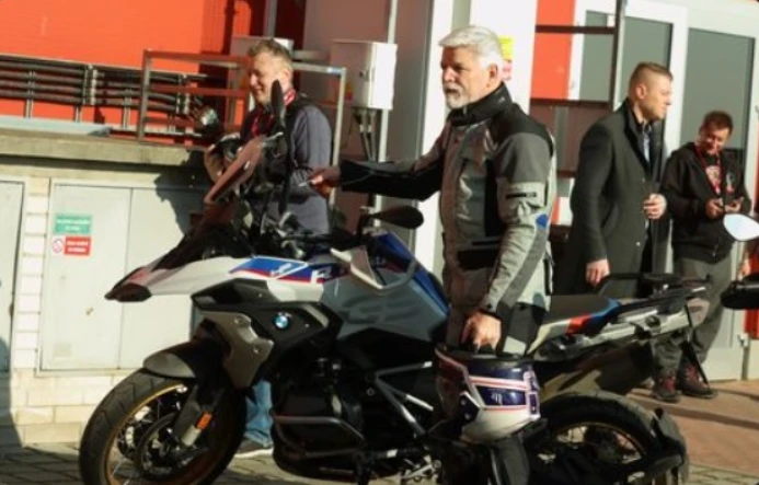 Tổng thống Petr Pavel với xe mô tô tại đường đua. Ảnh chụp màn hình X
