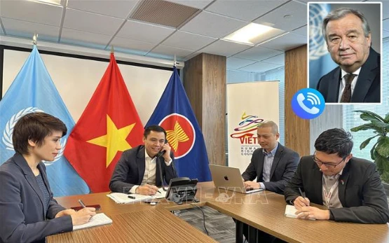 Đại sứ Đặng Hoàng Giang, Trưởng Phái đoàn Thường trực Việt Nam tại Liên hợp quốc và Ban lãnh đạo Phái đoàn tại cuộc điện đàm với Tổng Thư ký LHQ Antonio Guterres. Ảnh: TTX
