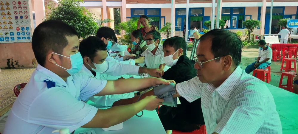 Khám bệnh từ thiện cho người dân ở huyện Tân Hồng