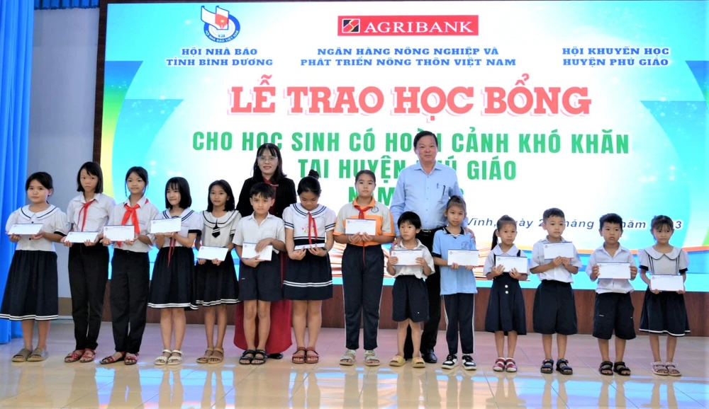 Đại diện Hội Nhà báo tỉnh Bình Dương và Ngân hàng Agribank trao học bổng cho học sinh Tiểu học 