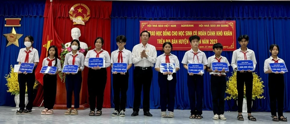 Ông Bùi Đỗ Trọng, Giám đốc Agribank chi nhánh huyện Tri Tôn trao học bổng cho học sinh 