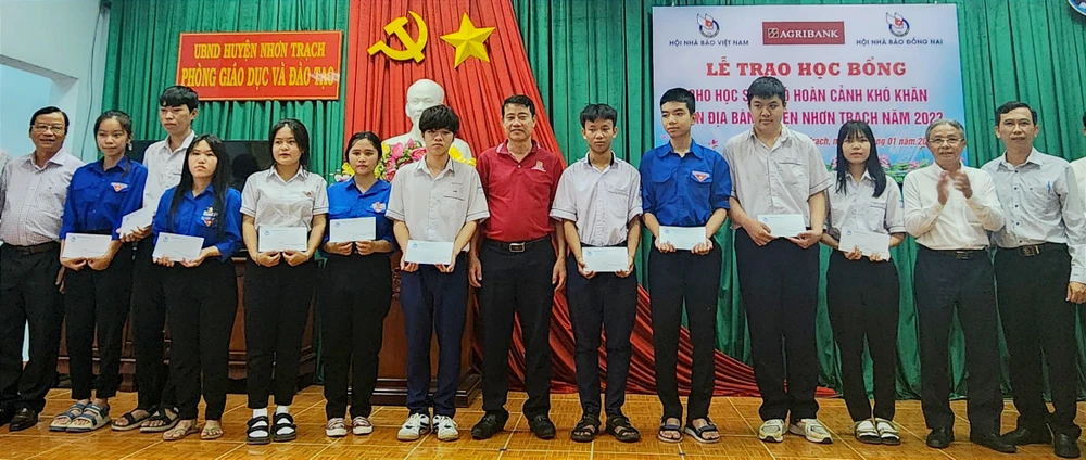 Trao học bổng cho học sinh có hoàn cảnh khó khăn tại huyện Nhơn Trạch, tỉnh Đồng Nai