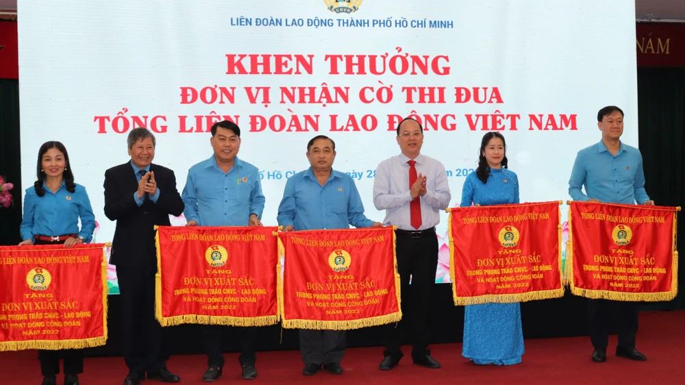 Đồng chí Nguyễn Hồ Hải và đồng chí Trần Thanh Hải tặng cờ thi đua đến các tập thể
