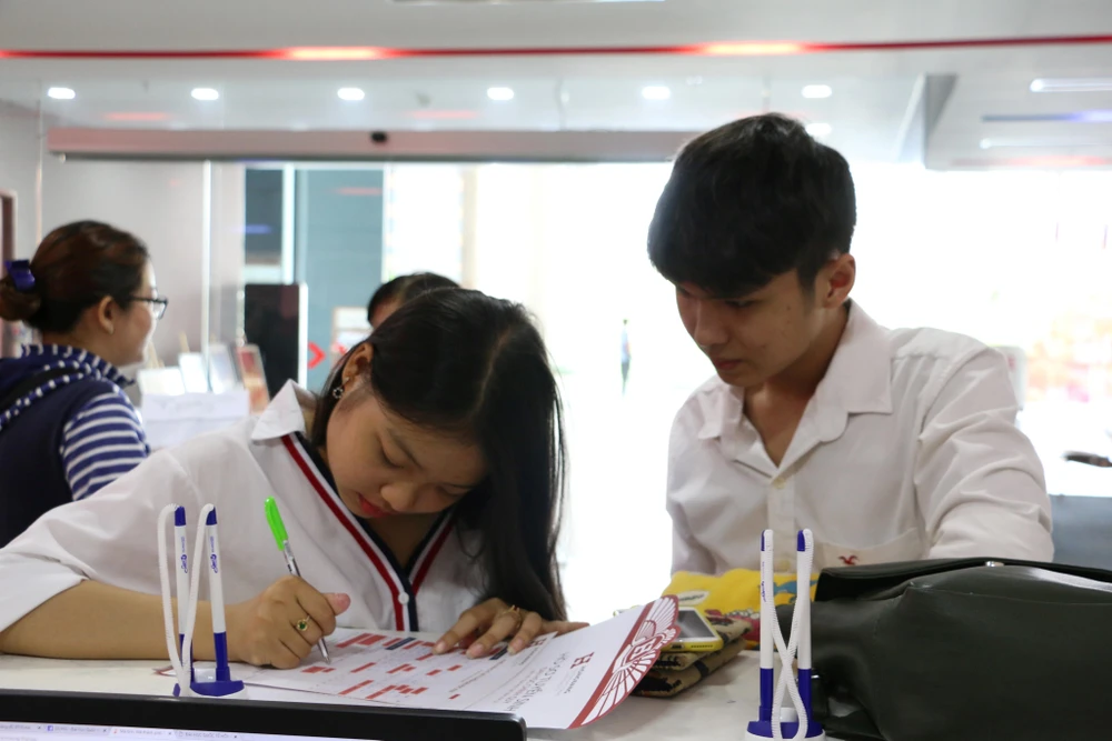 Thí sinh đăng ký xét tuyển vào trường Đại học Hồng Bàng