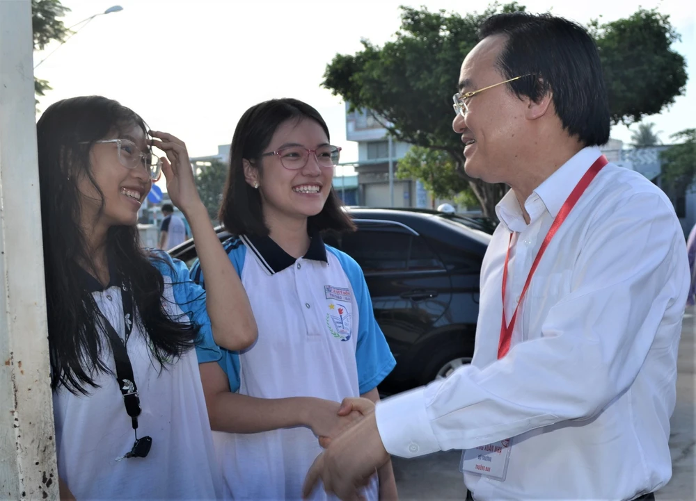 Bộ trưởng Bộ GD-ĐT Phùng Xuân Nhạ động viên thí sinh ngay khi gặp thí sinh ngoài cổng điểm thi Trường THPT Lê Quý Đôn