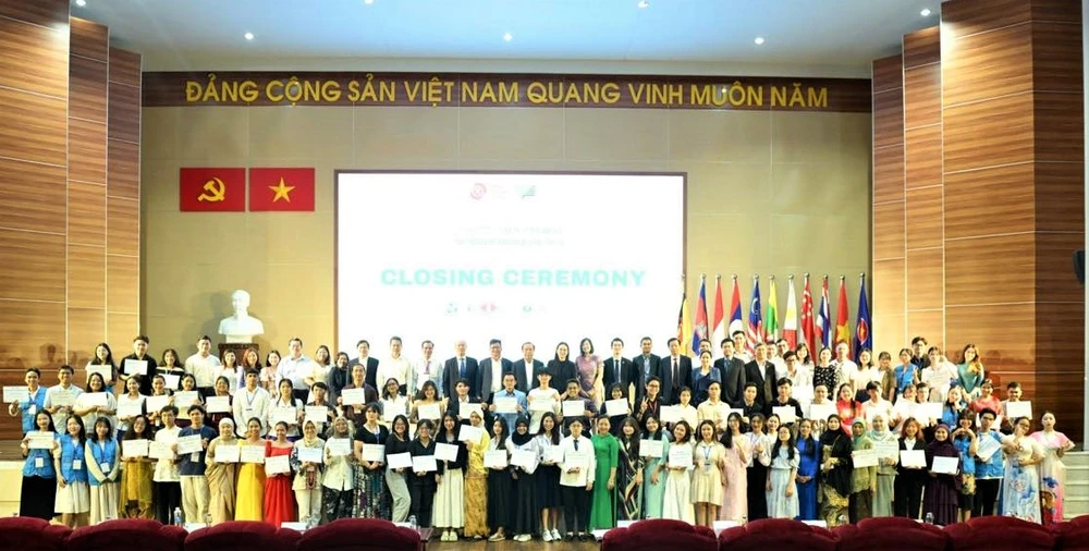 Sinh viên các trường đại học Đông Nam Á chụp hình lưu niệm tại chương trình bế mạc