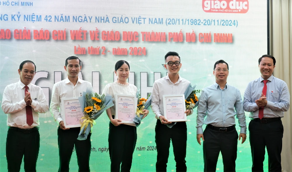 Trao giải cho các tác phẩm đoạt Giải Nhì. Ảnh: THANH HÙNG