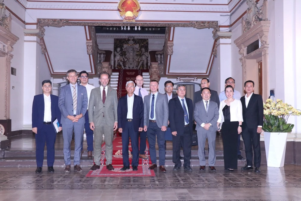 Phó Chủ tịch UBND TPHCM Võ Văn Hoan chụp hình lưu niệm cùng ông Vadym Sheronov, Tổng Giám đốc Công ty Royal HaskoningDHV Việt Nam (Hà Lan) và các đại biểu tại buổi làm việc. Ảnh: XUÂN KHU