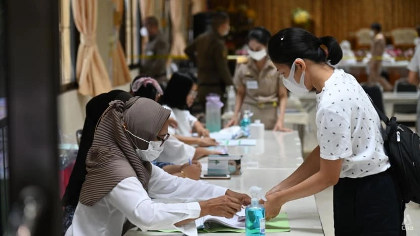 Cử tri bỏ phiếu tại điểm bầu cử ở Bangkok. Ảnh: CNA