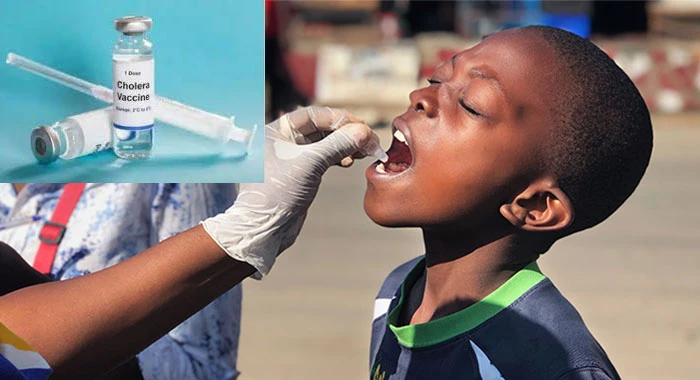 Trẻ em châu Phi uống vaccine bệnh tả