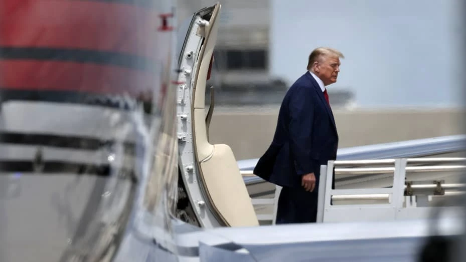 Ông Donald Trump đến sân bay quốc tế Miami