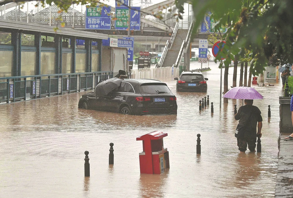 Ngập lụt tại quận Môn Đầu Câu. Ảnh: China Daily