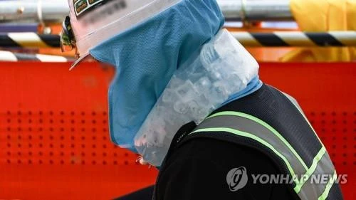 Một công nhân xây dựng tại Seoul chống nắng nóng. Ành: Yonhap