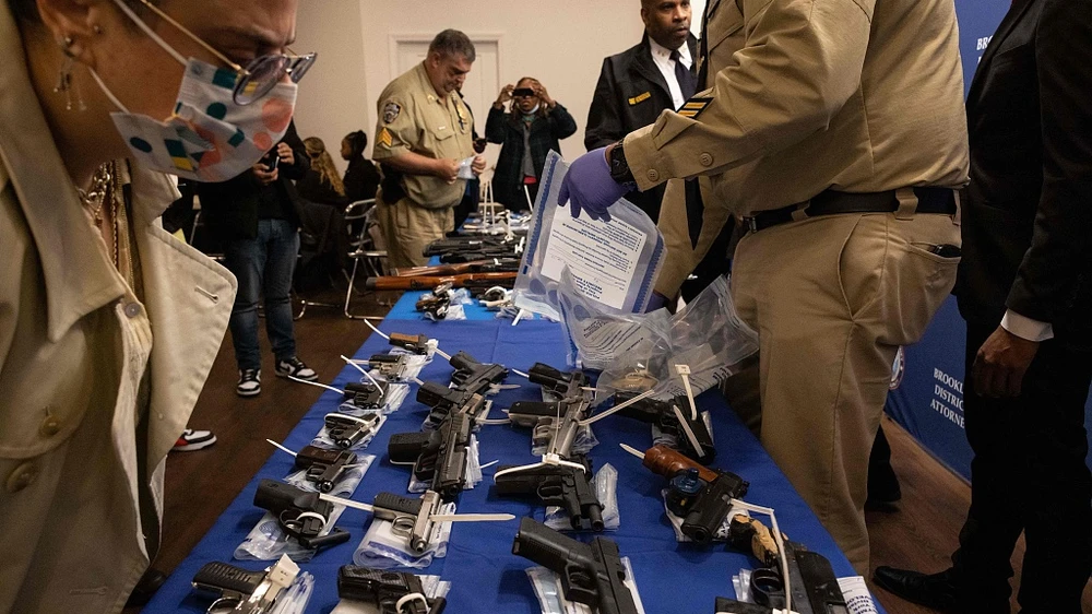 Súng ngắn được trưng bày trong sự kiện mua lại súng trên toàn tiểu bang tại quận Brooklyn, bang New York, Mỹ. Ảnh: CFP