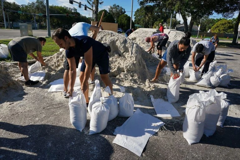 Người dân Florida chuẩn bị bao cát đối phó bão Idaila. Ảnh: Reuters