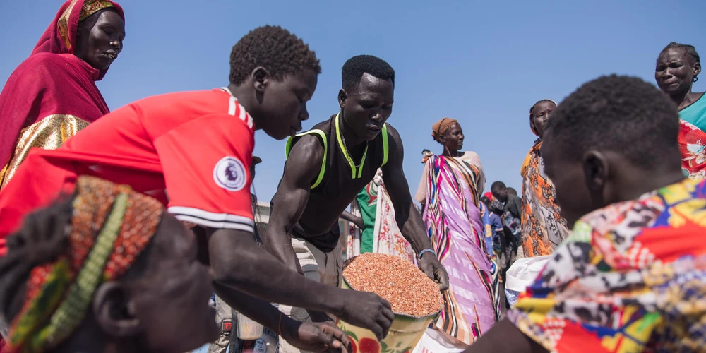Người dân Nam Sudan nhận thực phẩm cứu trợ từ OHCA. Ảnh: OHCA
