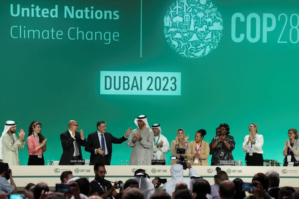 Các bên tham dự hội nghị bế mạc COP28. Ảnh: REUTERS