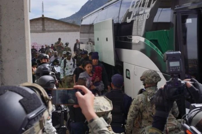Nhóm người di cư được nhà chức trách Mexico giải cứu. Ảnh: Mexico Daily