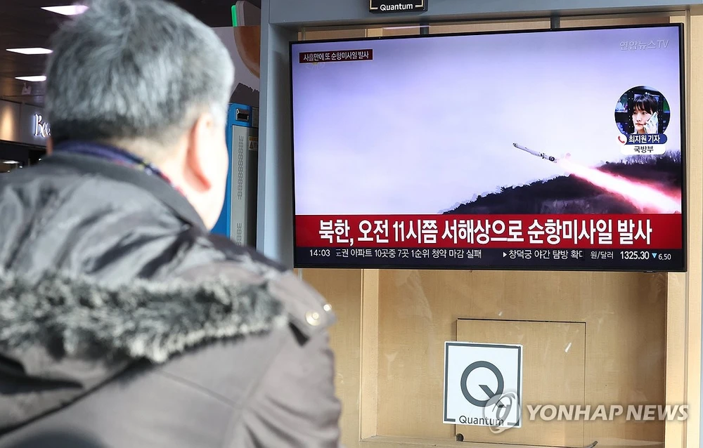 Người dân Hàn Quốc theo dõi thông tin phóng thử tên lửa hành trình của Triều Tiên trên truyền hình. Ảnh: YONHAP