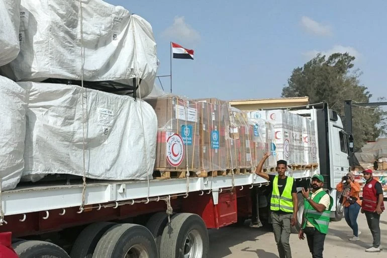 Hàng viện trợ chuyển vào Dải Gaza. Ảnh: REUTERS