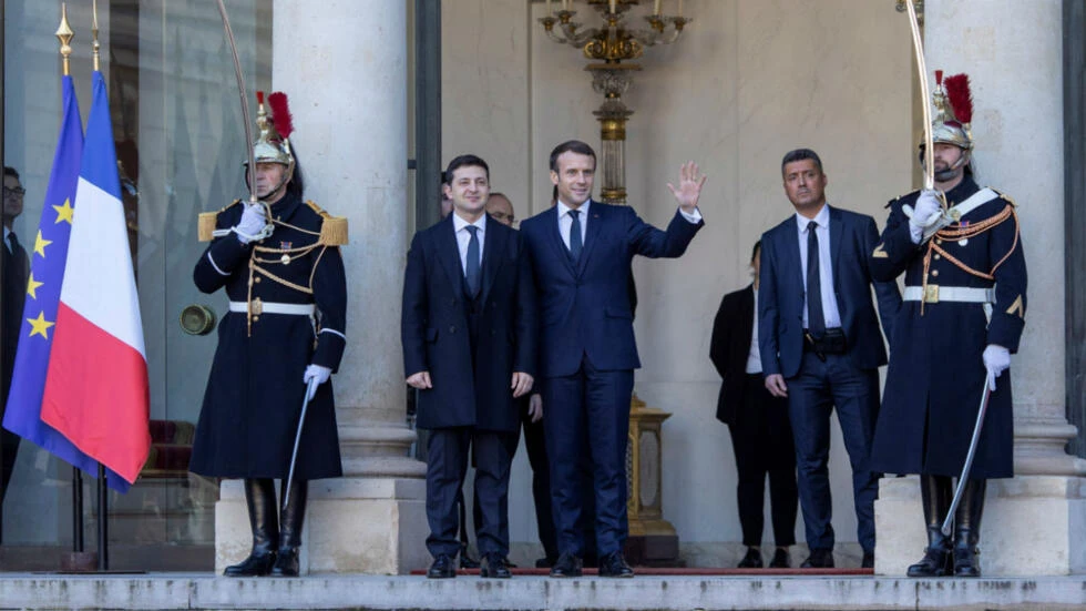 Tổng thống Pháp Emmanuel Macron và Tổng thống Ukraine Volodymyr Zelensky. Ảnh: REUTERS
