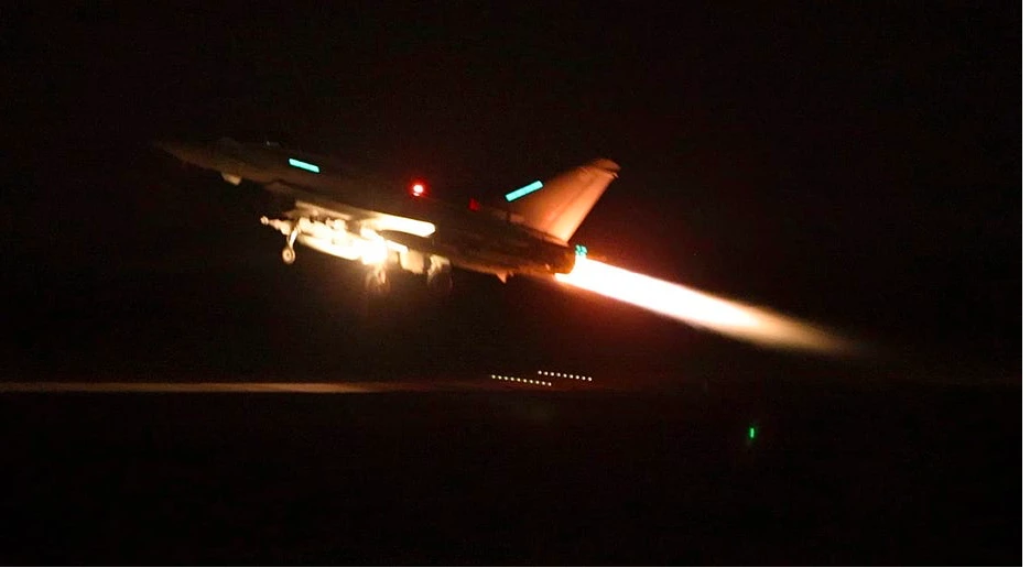 Máy bay quân sự Mỹ xuất kích tấn công các vị trí của Houthi. Ảnh: CENTCOM