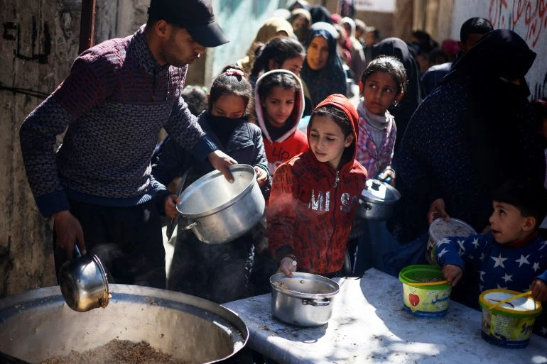 Người dân tại Gaza lấy thực phẩm cứu trợ. Ảnh: REUTERS