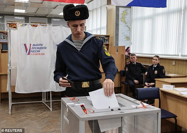 Cử tri Nga bỏ phiếu tại Vladivostok. Ảnh: REUTERS