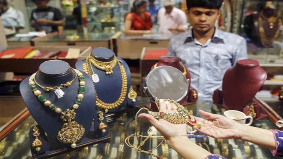 Người Ấn Độ chọn mua trang sức vàng. Ảnh: Bussiness Today 