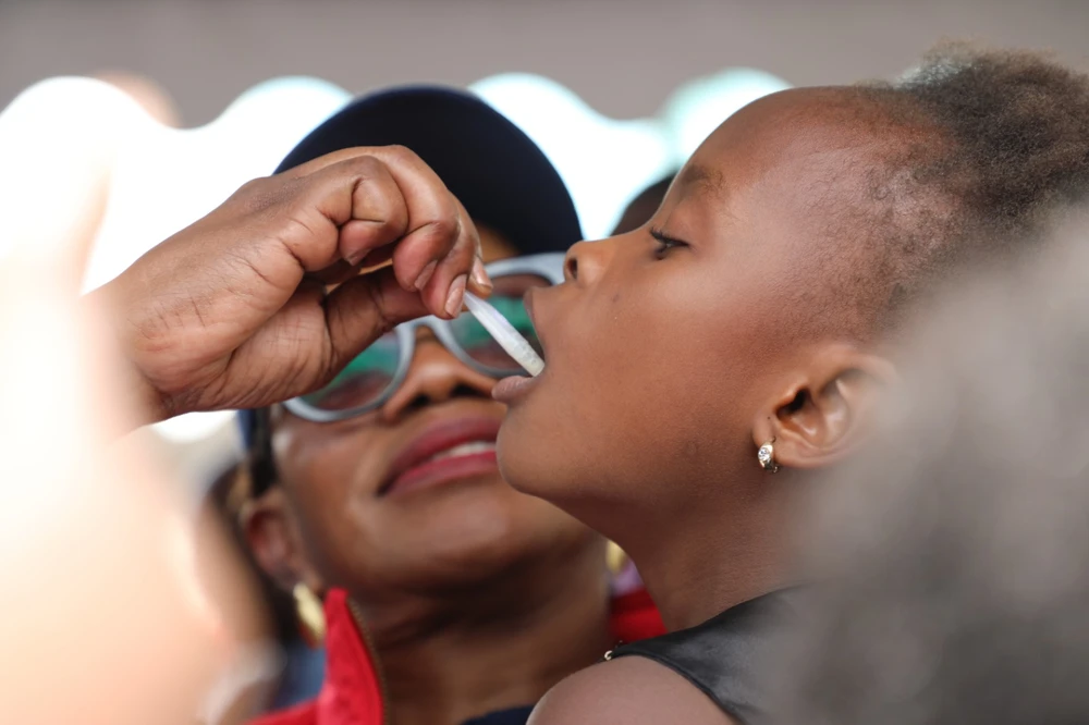 Trẻ em uống vaccine bệnh tả tại châu Phi. Ảnh: WHO