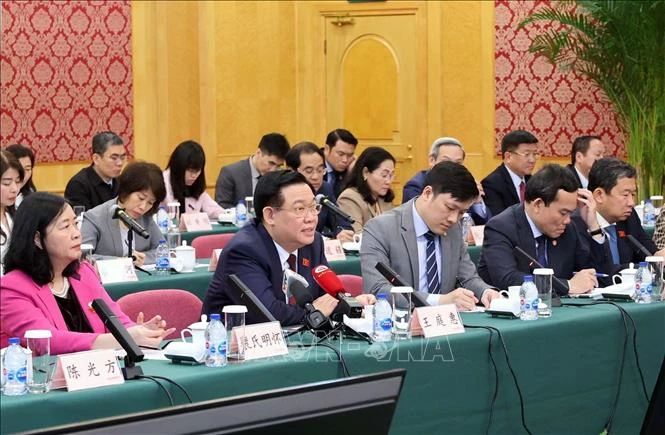 Chủ tịch Quốc hội Vương Đình Huệ phát biểu tại cuộc làm việc với lãnh đạo Khu thí điểm thương mại tự do Thượng Hải (Trung Quốc). Ảnh: TTXVN