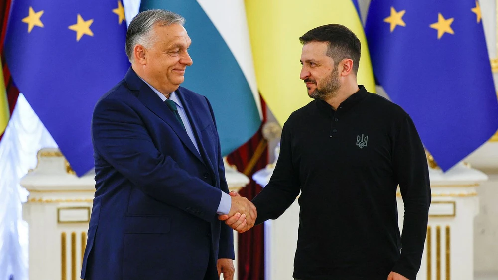 Thủ tướng Hungary Viktor Orban và Tổng thống Ukraine Volodymyr Zelensky. Ảnh: REUTERS