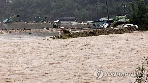 Mưa lớn gây ngập lụt tại tỉnh Jeolla Bắc. Ảnh: Yonhap