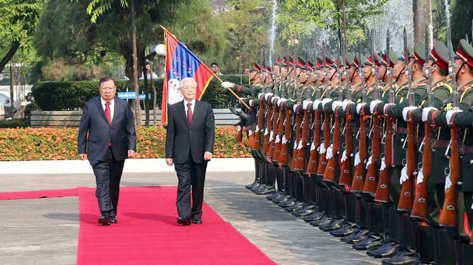 Tổng Bí thư, Chủ tịch nước Lào Bounnhang Vorachith và Tổng Bí thư, Chủ tịch nước Nguyễn Phú Trọng duyệt đội danh dự tại lễ đón tại Phủ Chủ tịch ở thủ đô Vientiane, Lào năm 2019. Ảnh: TTXVN